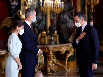 El presidente Pedro Sánchez, a la izquierda, saluda a los Reyes durante la recepción de la Fiesta Nacional.