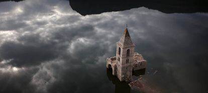 Igreja submergida em Vilanova de Sau, Catalunia, Espanha, 11 de janeiro 2018