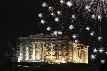 Un gran espectáculo de fuegos artificiales da la bienvenida al 2016 en el Partenón de Atenas. 