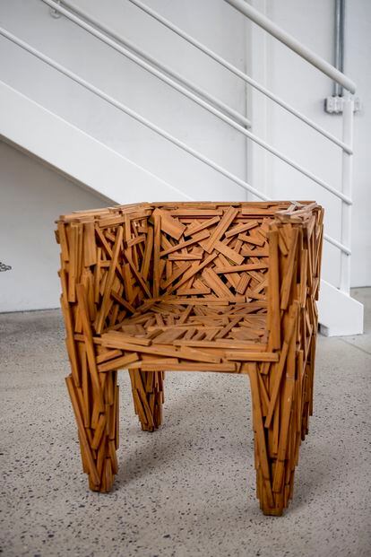 La silla Favela, fabricada con restos desechados de madera.