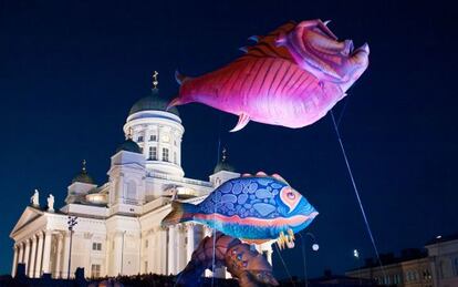 Vista de la catedral de Helsinki, en la plaza del Senado, durante la Noche de las Artes, uno de los eventos destacados del veraniego Festival de Helsinki.