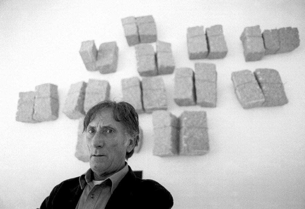 Giovanni Anselmo, en 1995, ante una de sus obras expuestas en el Centro Gallego de Arte Contemporáneo en Santiago de Compostela.
