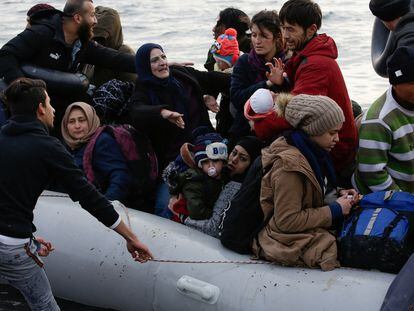 Migrantes llegan a la isla griega de Lesbos, en marzo de 2020.