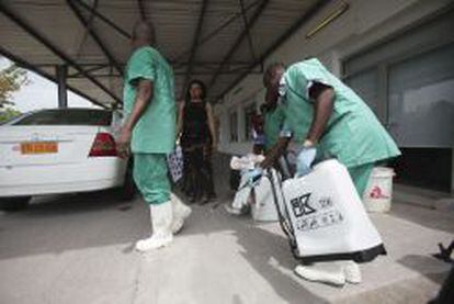 Trabajadores sanitarios en Kinshasa (República Democrática del Congo) hacen prácticas de desinfección para tratar enfermos de ébola