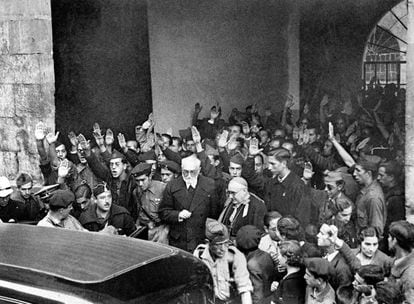 Unamuno, hostigado por los seguidores de Millán Astray, abandona la Universidad de Salamanca, tras el discurso del 12 de octubre de 1936.
