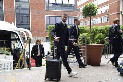 El defensa del Real Madrid, Sergio Ramos (en el centro) en su llegada a Cardiff.