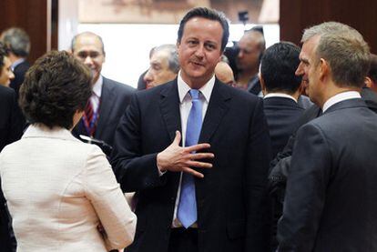 David Cameron, primer ministro británico,  habla con otros líderes europeos.
