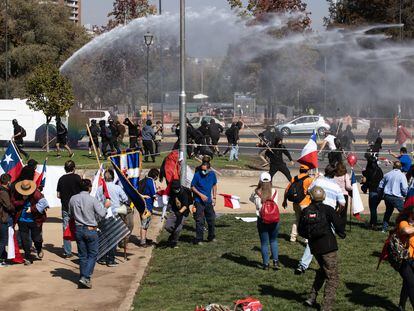 Un grupo de manifestantes contrarios a la redacción de la nueva Constitución de Chile se enfrenta a un grupo de izquierdas, el pasado 23 de abril en Santiago de Chile.