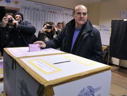 Pierluigi Bersani vota en Piacenza, el 24 de febrero de 2013.