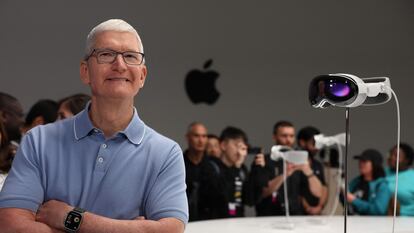 Tim Cook, presidente ejecutivo de Apple, posa junto a un modelo de las gafas Apple Vision Pro, tras la presentación del producto en la Apple Worldwide Developers Conference el 5 de junio.