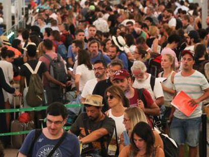 Colas de más de una hora en la primera jornada de huelga parcial en El Prat