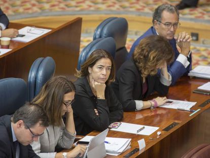 En el centro, Elena Gonz&aacute;lez-Mo&ntilde;ux. A la derecha, el portavoz Enrique Ossorio. 