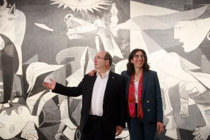 El ministro de Cultura y Deporte, Miquel Iceta, junto a la ministra de Cultura de Francia, Rima Abdul Malak, posan ante el 'Guernica' de Picasso durante la presentación de los actos conmemorativos del "Año Picasso".