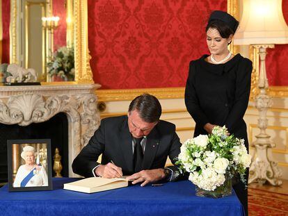 Jair Bolsonaro firmaba el domingo en el libro de condolencias de Isabel II, en Londres. Junto a él, su esposa, Michelle.