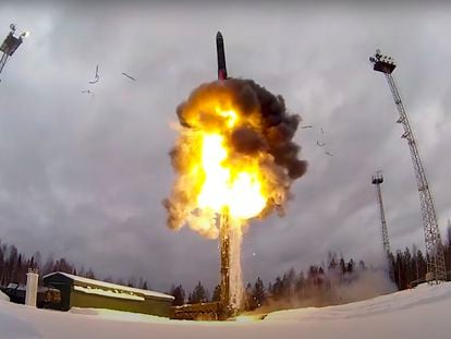 Lanzamiento de un misil intercontinental ruso durante unas maniobras militares, el 19 de febrero en una zona de Rusia sin especificar.