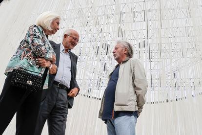 Juan Roig (centro) y Hortensia Herrero charlan con el artista Javier Mariscal.