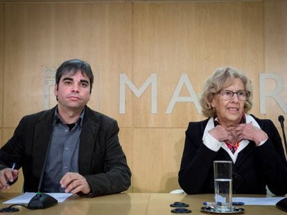 La alcaldesa de Madrid Manuela Carmena acompañada por el edil Jorge García Castaño.