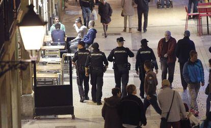Agentes de la Ertzaintza patrullan las calles del País Vasco.