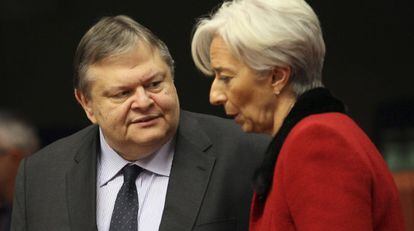 El ministro griego de Finanzas, Evangelos Venizelos, conversa con la directora del FMI, Christine Lagarde.