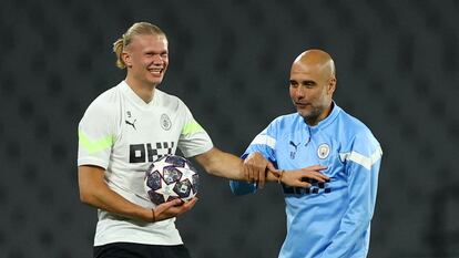 Haaland y Guardiola durante un entrenamiento.