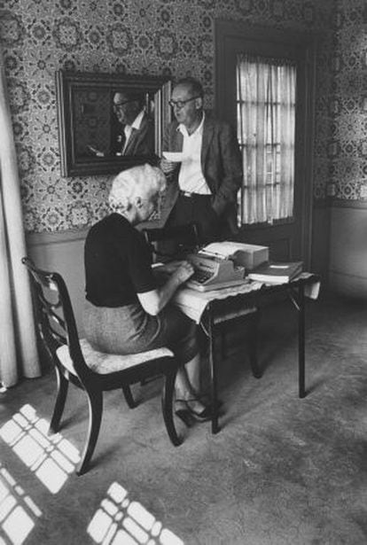 Véra Nabokov escribe al dictado de su marido, Vladímir, en su casa en 1958.