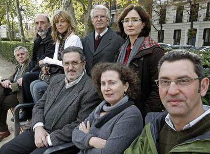 De izquierda a derecha y de arriba abajo, los expertos Francisco Etxeberria (forense), Antonio Doñate (juez), Queralt Solé, Francisco Espinosa y Mirta Núñez (historiadores), y Manuel Escarda (forense).