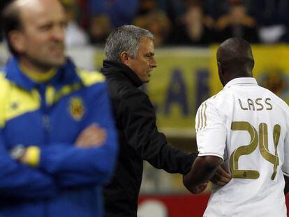 Mourinho dando instrucciones a Lass durante el partido ante el Villarreal