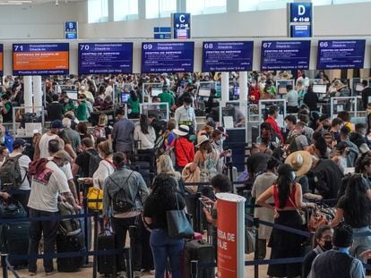 Colas de viajeros en el aeropuerto internacional de Cancún (México) en marzo del pasado año.