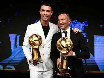 El futbolista del Manchester United Cristiano Ronaldo, a la izquierda de la imagen, junto a su agente Jorge Mendes durante la entrega de los Dubai Globe Soccer Awards en diciembre de 2019.
