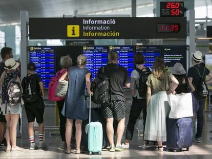 Un grupo de viajeros en la terminal 1 del aeropuerto de El Prat en Barcelona.