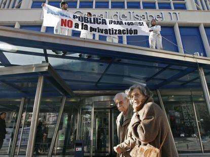Protesta contra la privatizaci&oacute;n del Canal de Isabel II en la sede de la compa&ntilde;&iacute;a en la calle Bravo Murillo, en 2009. 
