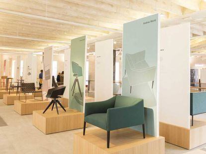 Detalle de la exposición sobre la silla en el Colegio de Arquitectos de Madrid.