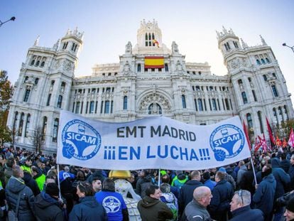 Concentración de empleados de la EMT, esta mañana delante del Ayuntamiento de Madrid.