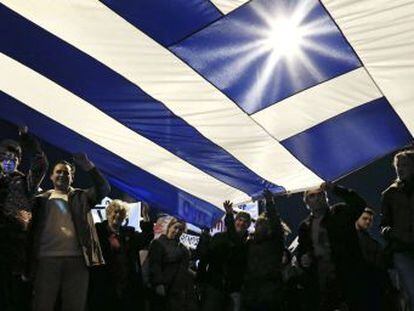 Manifestantes favorables al Gobierno de Syriza, en Atenas. 