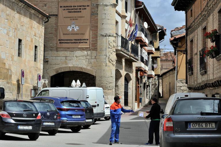 Un repartidor entrega un paquete ante el Ayuntamiento de Treviño (Burgos).