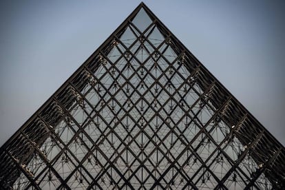 La pirámide del Louvre está compuesta por 673 paneles de vidrio transparente, sostenidos por una estructura de acero. La estructura pesa en total 180 toneladas. |