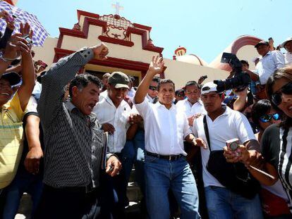 Ollanta Humala (centro), el viernes en Tacna (Per&uacute;).