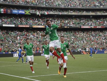 El mexicano Hedgardo Marín celebra el primer gol contra El Salvador.