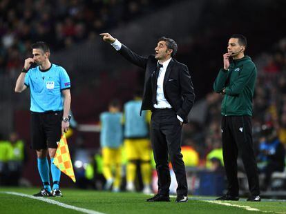 Ernesto Valverde entrenador del Barcelona da ordenes a sus jugadores desde la banda.