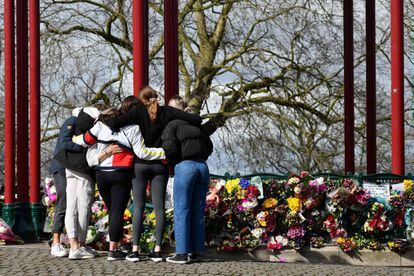Varias personas se abrazan frente a un homenaje a la memoria de Sarah Everard en Londres, el 13 de marzo.