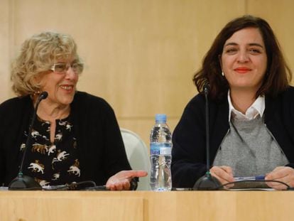 Carmena y Celia Mayer tras la rueda de prensa en el Ayuntamiento.