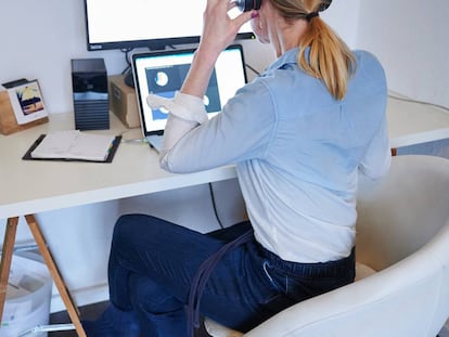 Mujer teletrabajando durante la pandemias de coronavirus. 