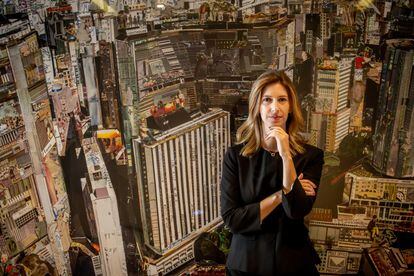 Karina Saade, consejera delegada de BlackRock en Brasil, el viernes pasado ante una obra de Vik Muniz en la sede brasileña de la empresa, en São Paulo.