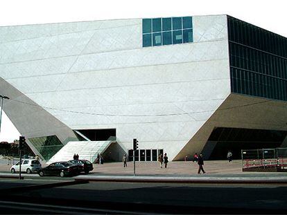 La Casa da Música de Oporto, recientemente terminada por Rem Koolhaas en la plaza de Boavista.
De arriba abajo y de izquierda a derecha: H. A. Maaskant, sede Provincial ('s-Hertogenbosch, 1963-1971); Van der Broek y Bakema, Aula Magna (UT Delft, 1959-1966); Zaha Hadid, Centro de Ciencia (Wolfsburg, 2000-2005), y Mecanoo, Teatro-Palacio de Congresos (Lleida, 2005).