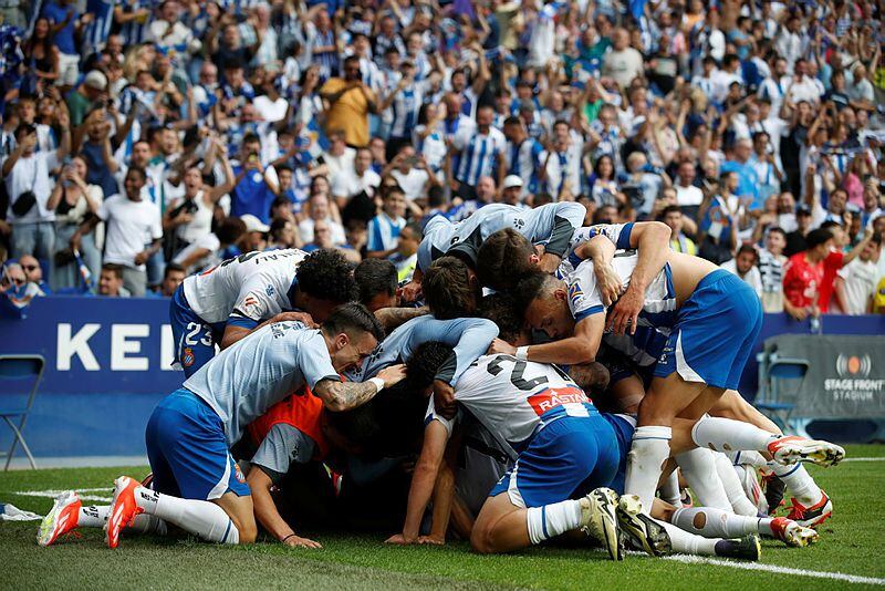 Los jugadores del Espanyol celebran un gol de Javi Puado.