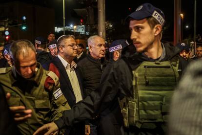 El primer ministro israelí, Benjamín Netanyahu (en el centro a la derecha) y su ministro de Seguridad Nacional, Itamar Ben Gvir, a su lado, en el lugar del ataque.