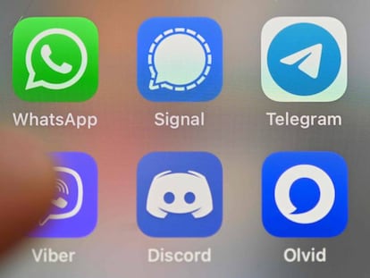 WhatsApp, Signal, Telegram y otras aplicaciones de mensajería en la pantalla de un móvil.