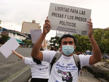 Nicaragüenses exiliados en Costa Rica exigen libertad por opositores encarcelados por el régimen de Daniel Ortega.