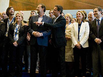 Mariano Rajoy posa, al término del congreso, con los componentes de la nueva dirección del PP vasco, que encabeza Antonio Basagoiti.