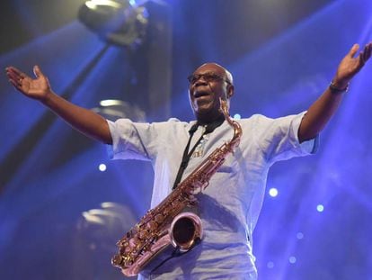 El saxofonista Manu Dibango, en un concierto en Costa de Marfil en 2018.